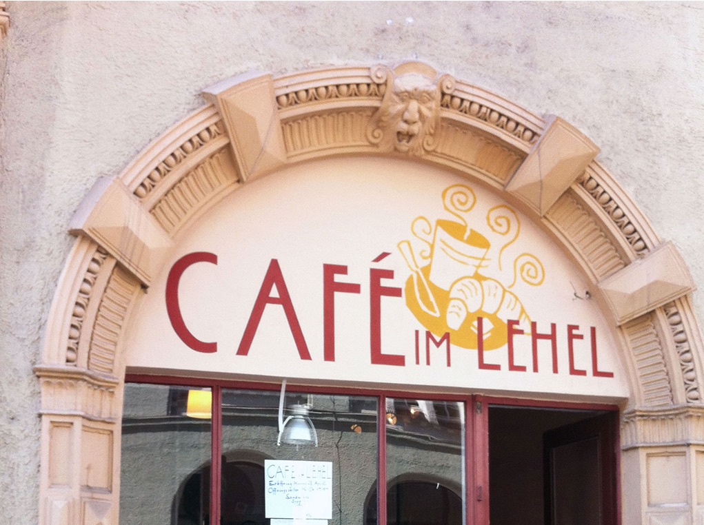 Café im Lehel - Schriftenmalerei direkt auf die Fassade