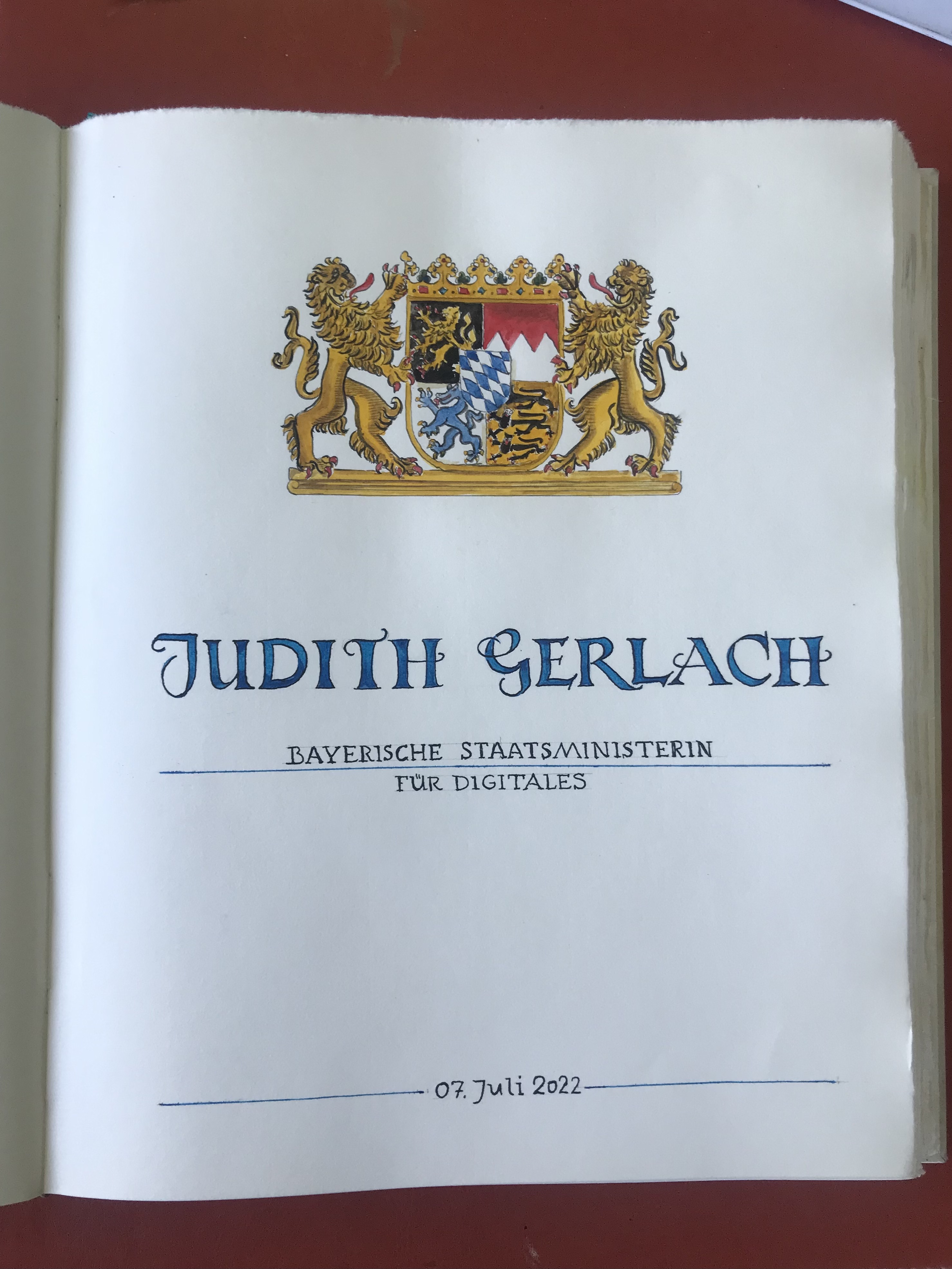 Eintrag in das Goldenes Buch der Gemeinde Grünwald mit einer Federzeichnung für Judith Gerlach, Staatsministerin für digitales