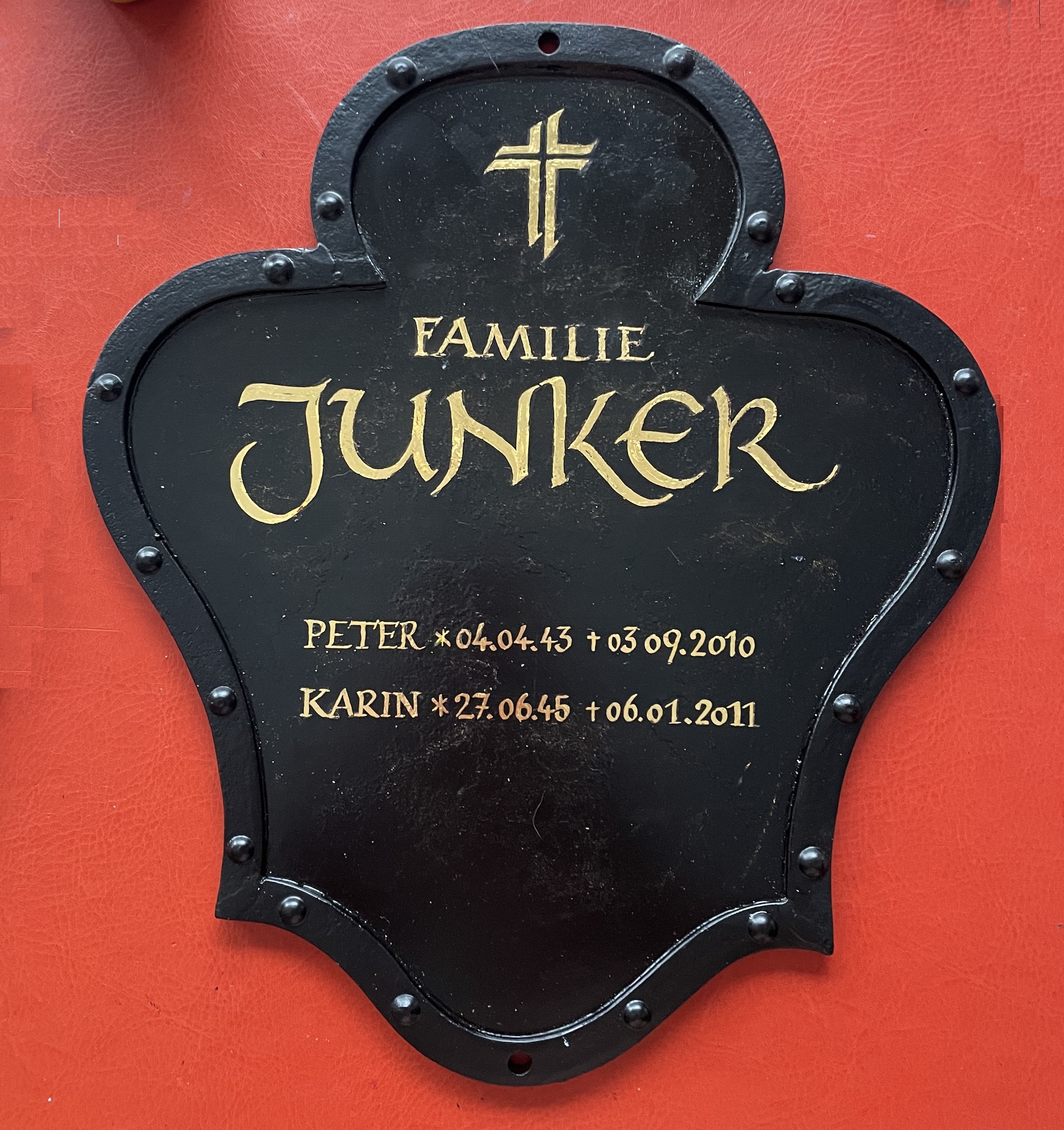 Grabtafel Familie Junker, Schrift vergoldet