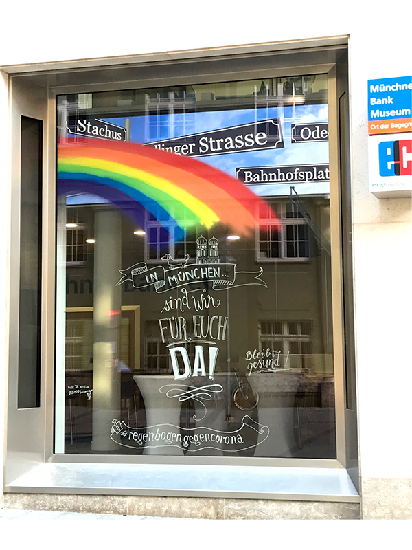 Münchner Bank, Regenbogenaktion, Corona, Schaufenster mit Kreide gestaltet