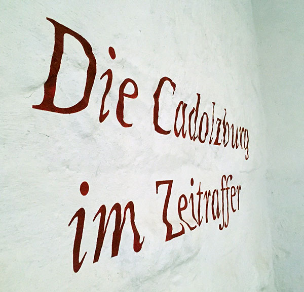 Fassadenschrift, Wandschrift, Schablonenschrift, Burg Cadolzburg, Planer: Würth und Winderoll